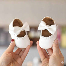 Carregar imagem no visualizador da galeria, Sapatinho Bebê Laço em Couro Ecológico
