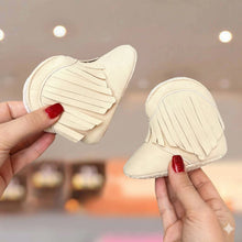 Carregar imagem no visualizador da galeria, Botinha Baby Camurça com Franjinhas
