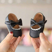 Carregar imagem no visualizador da galeria, Sapatinho Bebê Laço em Couro Ecológico
