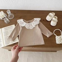 Carregar imagem no visualizador da galeria, Blusa Infantil Gola Rendada Vintage
