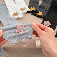 Carregar imagem no visualizador da galeria, Legging com detalhe de flor
